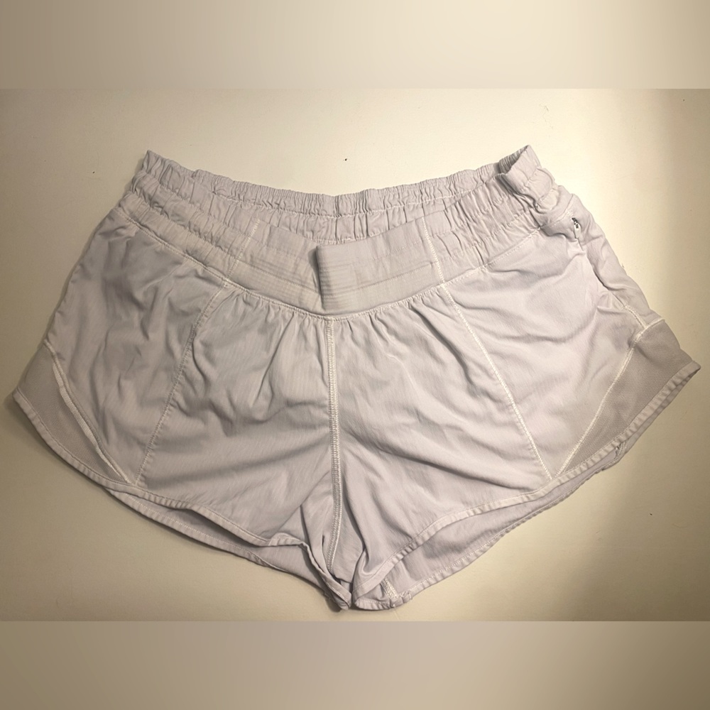 Lululemon Hotty Hot Low-Rise Size 2 Short Light Gray